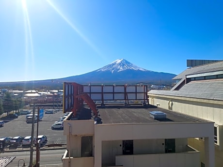 Standard Twin Room with Mountain View