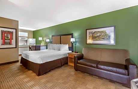 Deluxe Studio with 1 King Bed - Non-Smoking