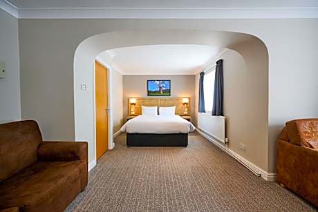 Family Room (2 Adults + 2 Children)