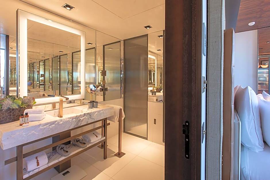 Foto 1 dari 7 — 2 Bedroom Suite, Eiffel Tower View, Terrace