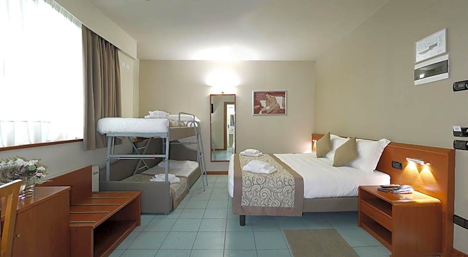 Foto 1 daripada 5 — Quadruple Room