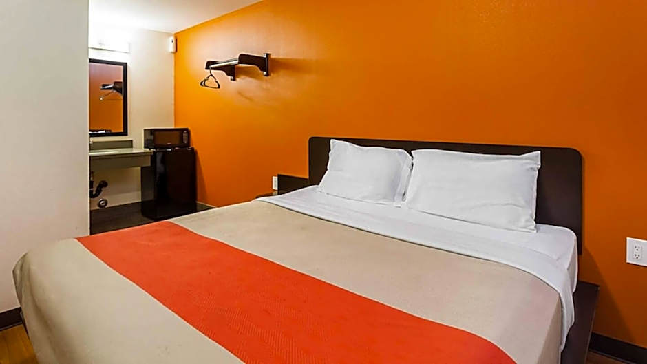 Motel 6 Hesperia, CA - East