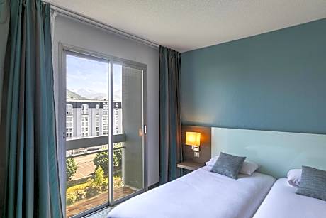 Twin Room with Mountain View
