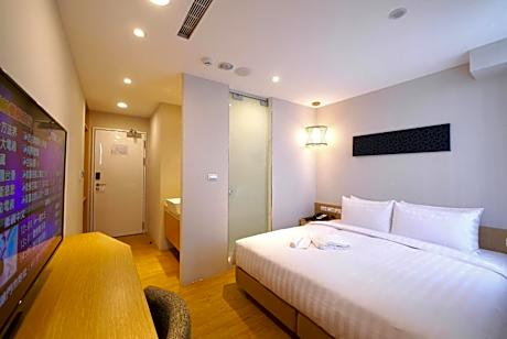 Deluxe Queen Room with City View