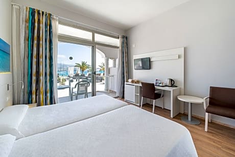 Twin Room with Sea View and Direct Access to Solarium