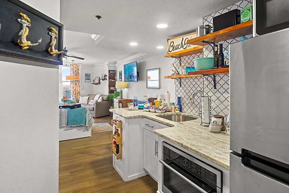 Luxury Beachfront Studio - Private Balcony with Ocean View - Heated Pool - Hot Tub - Tiki Bar - Sauna