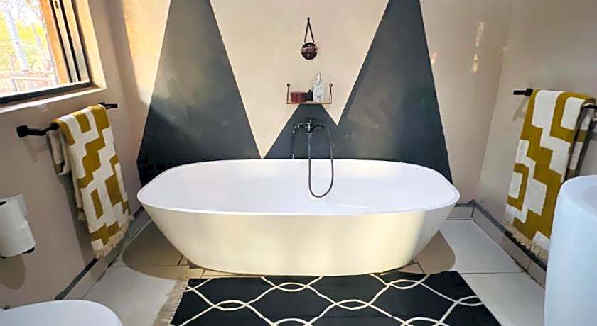 Simba Safaris African Pride Exotic Lodge