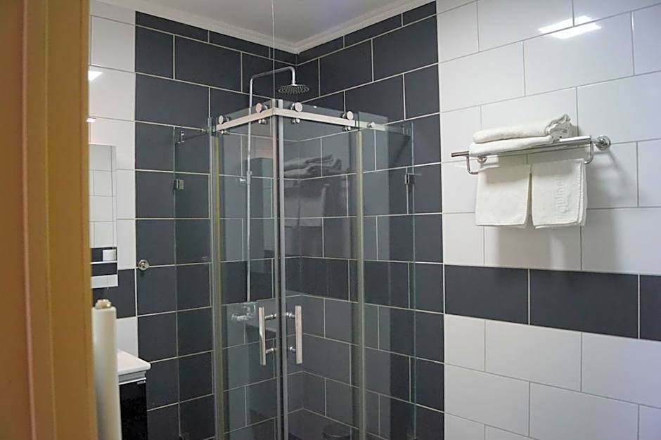 Fly inn Hotel Lounge & Nezzo Restaurant