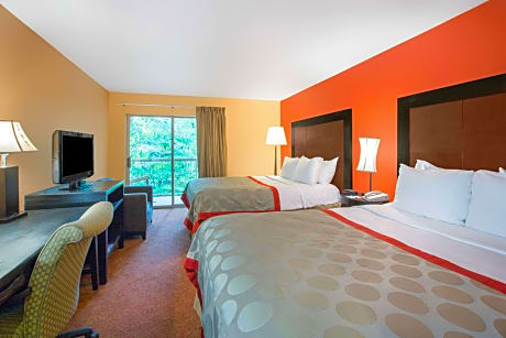 2 Queen Beds Creek View Non-Smoking