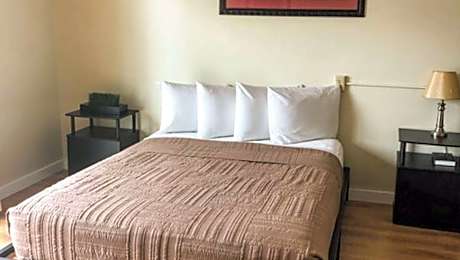 1 Queen Bed with Kitchenette Nonsmoking