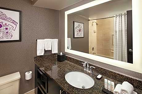 1 Kng 2 Rm Corner Ste Mobility Accessible Tub