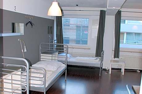 Single Bed in Mixed 6-Bed Dormitory Room with Shared Bathroom