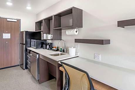 1King Mobilty/Hearing Access Tub Studio Suite