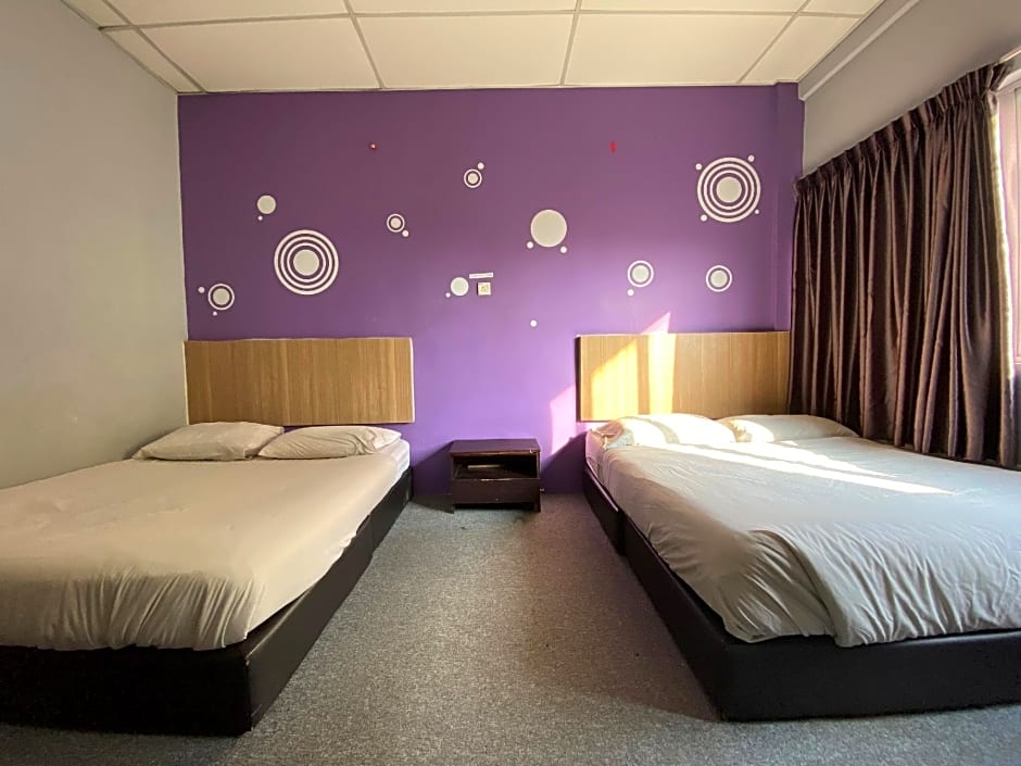 OYO 89760 Harmoni Inn Hotel