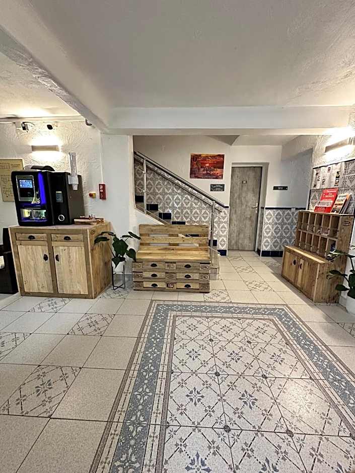 Hotel Les Palmiers En Camargue