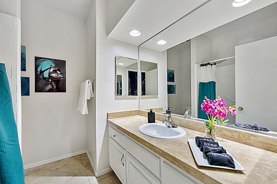 Beverly Hills Chic 2 bed 2bath with Patio and Parking 309