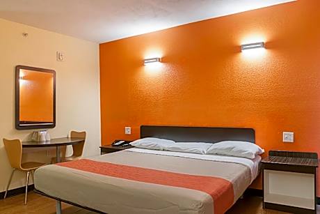 1 King Bed | Non-Smoking