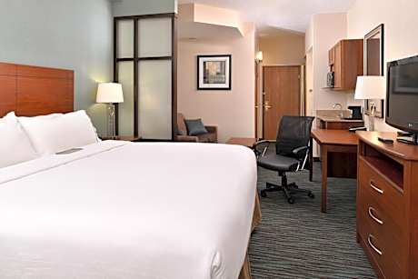 King Room with Roll in Shower - Hearing Accessible/Non-Smoking