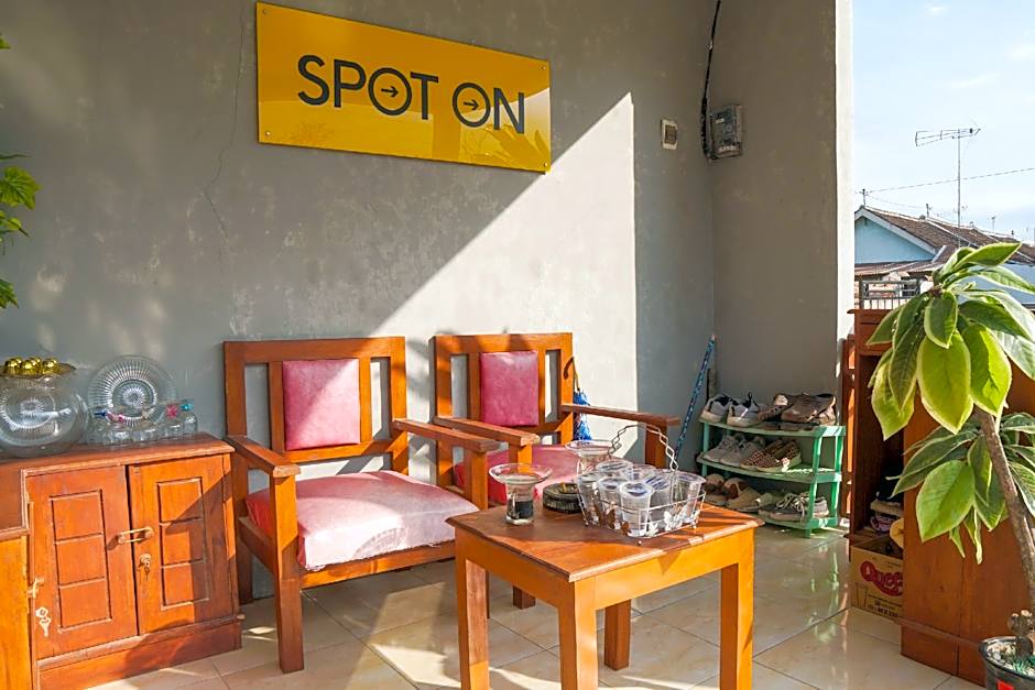 SPOT ON 1746 Putri Kuning Residence