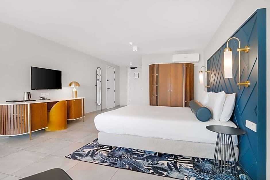 Photo 1 of 4 of Deluxe 1 King Bed, Ocean front