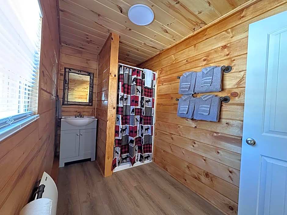 Rowe's Adirondack Cabins of Schroon Lake