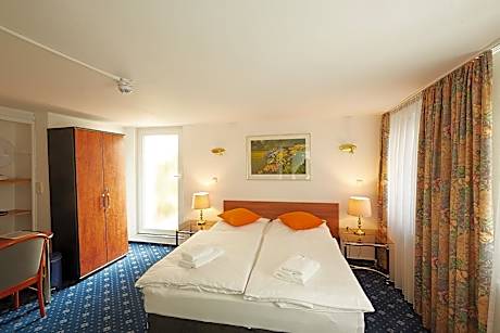 3 Bed Room