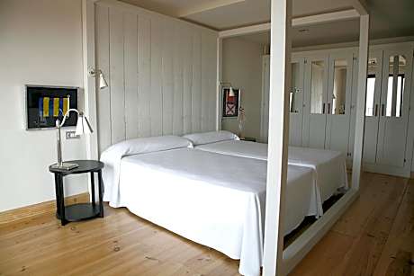 Twin Room with Street View