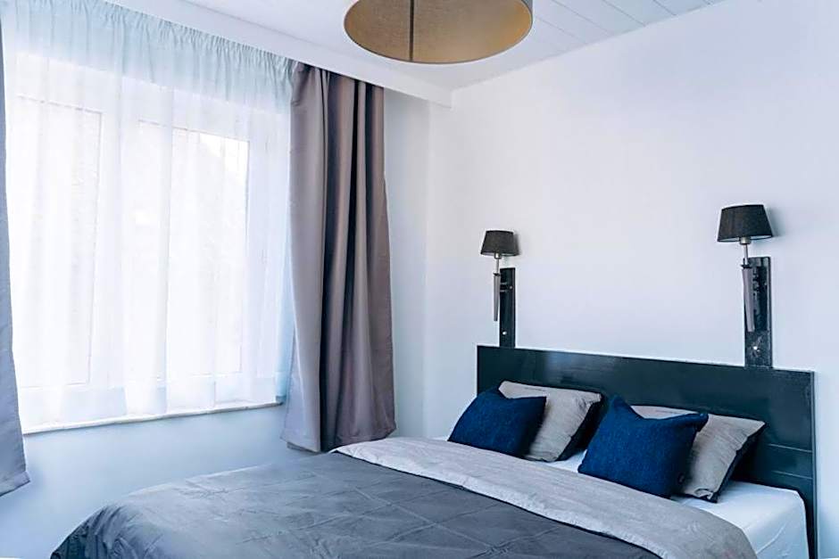 Atomihotel: Contemporary Comfort Steps from the Atomium!