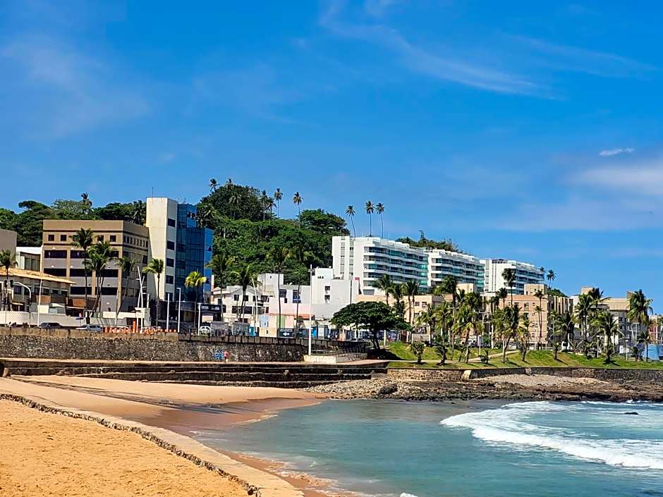 Lindo e Econômico, 2min da praia, perto Farol da Barra