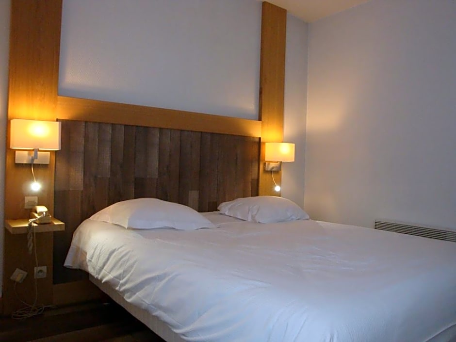 Hotel de l'Orme, Akena