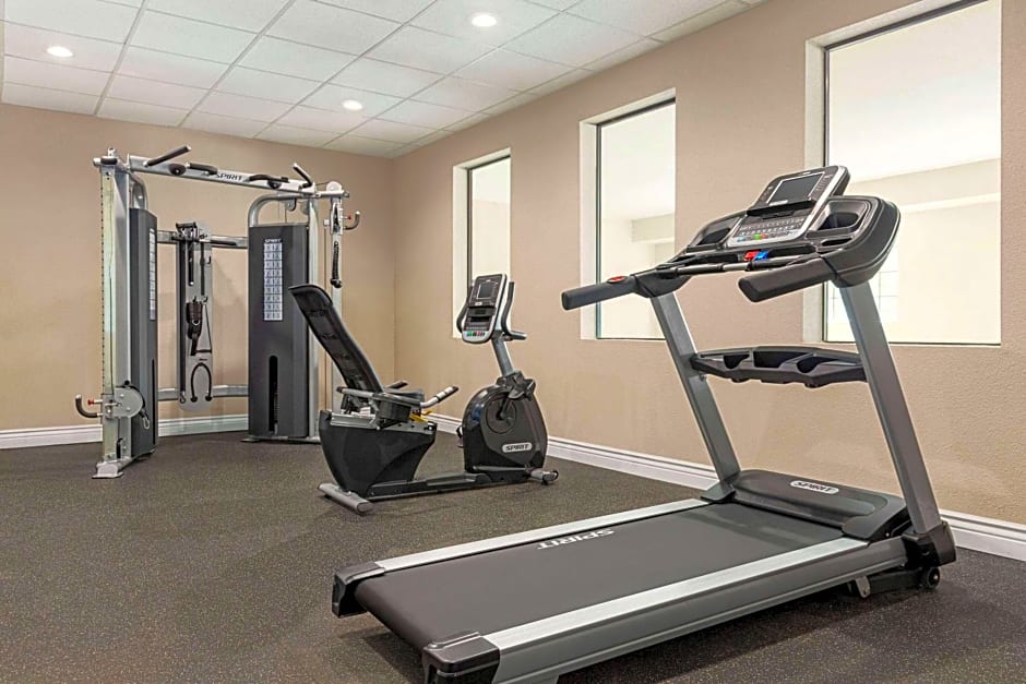 Days Inn & Suites by Wyndham Greater Tomball