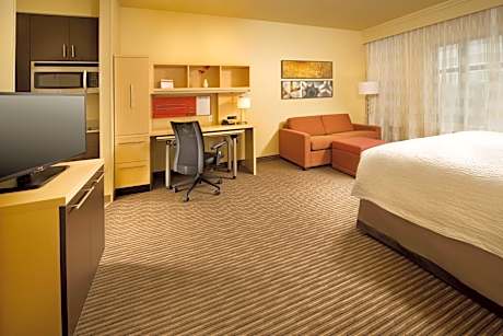 King Studio with Roll-In Shower - Mobility Accessible