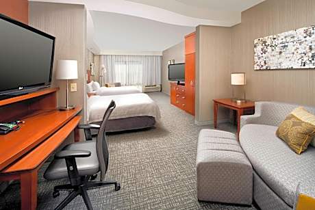 One-Bedroom Queen Suite with Sofa Bed and Adapted Tub - Mobility and Hearing Accessible