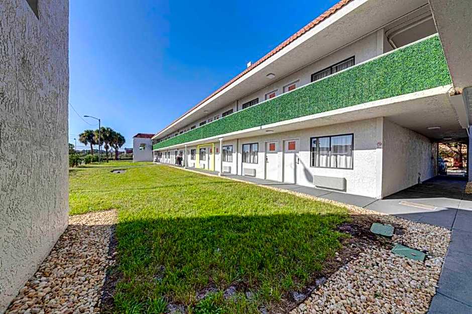 Travel Lodge by Wyndham 10 min from Disney