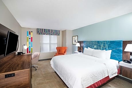 1 KING MOBILITY/HEARING ACCESS TUB SUITE NS