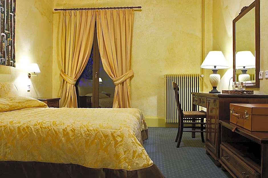 Country Club Hotel & Suites