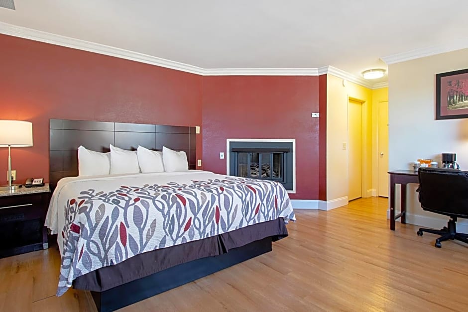 Red Roof Inn & Suites Monterey