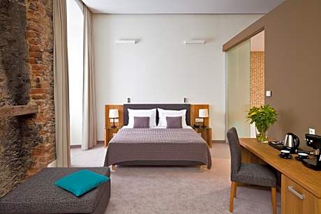 Senior Suite Apartment – Castle