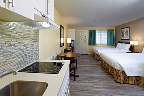 Large Queen Room with Two Queen Beds Kitchenette