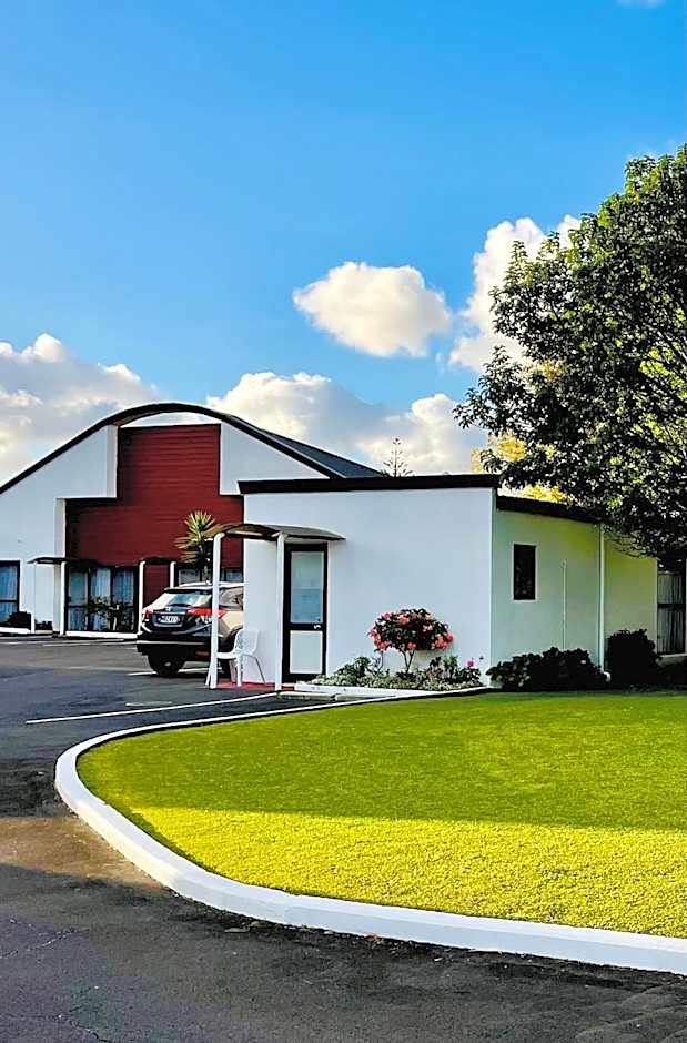 Photo 1 of 40 of Cascades Motor Lodge
