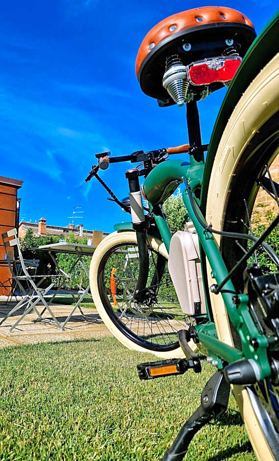 GARAGE47 Storica Officina Meccanica LOFT B&B iN PIENZA