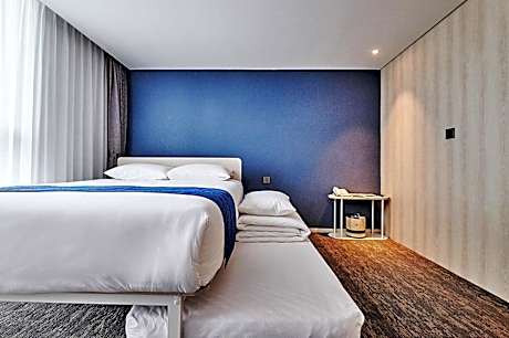 Deluxe Hollywood Twin Room with Ocean View
