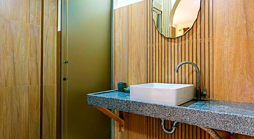 Coucou Bar Hotel and Restaurant