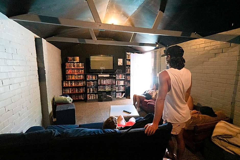 Ozzie Pozzie Backpackers