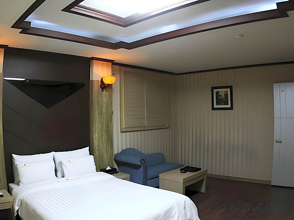 Metro Pol Tourist Hotel