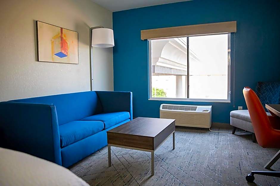 Holiday Inn Express Hotel & Suites Center By IHG