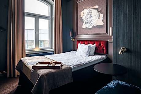 Superior Room with a small Queen Bed