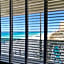 COUPLES GETAWAY, HONEYMOON SWEET, Perfectly Cozy Beach Front Condo with kitchen, pool, free parking,CHECK-IN AT DOOR