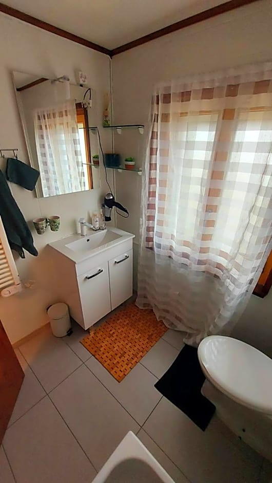 Petite maison sur la colline du Gibloux: 1chambre,1 salon et salle de bain privés au rez de chaussé, piscine extérieur et BBQ ,