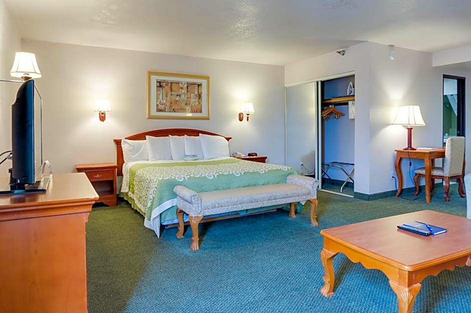 Days Inn & Suites by Wyndham Fullerton